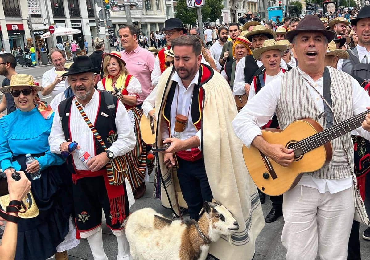 "Quédateeeee..." Pepe Benavente conquista Madrid con su traje de mago