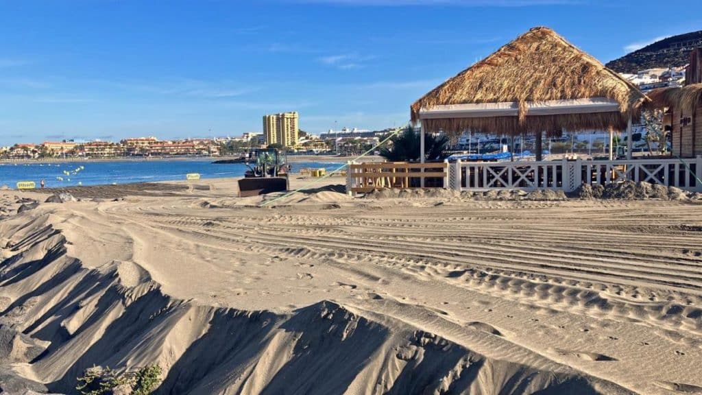 Arona acondiciona y mejora las instalaciones de la playa de Las Vistas