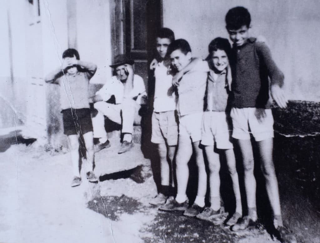 Modesto González, más conocido por Emiliano, sentado por fuera. 