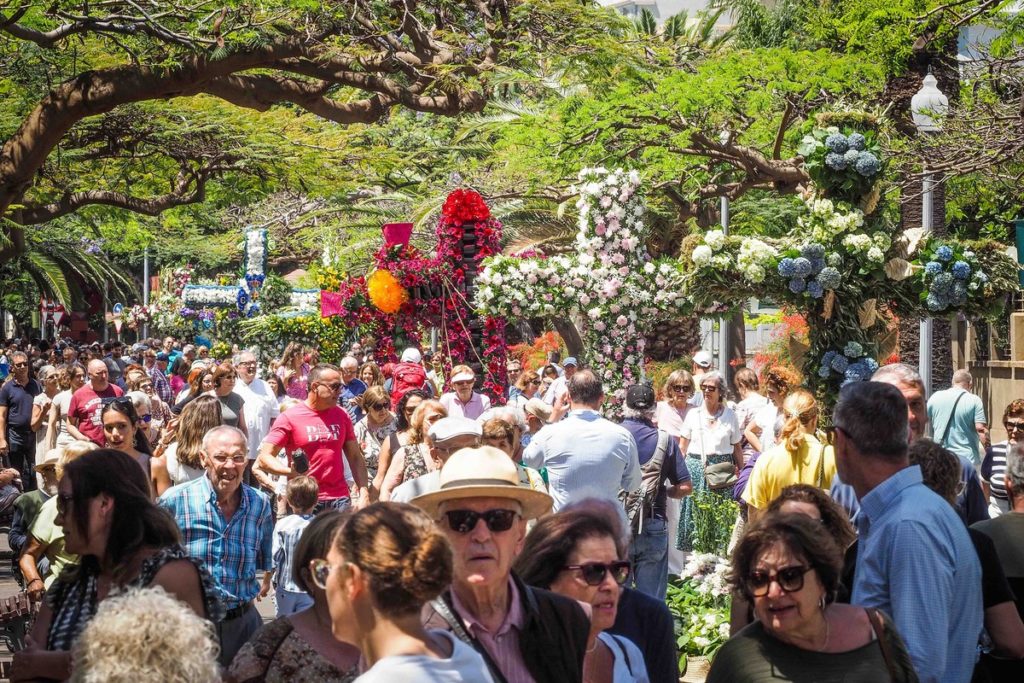 La Rambla de Santa Cruz y el Paseo de las Tinajas se llenaron de miles de personas que querían contemplar las cruces escolares y las enramadas de instituciones y empresas. Sergio Méndez