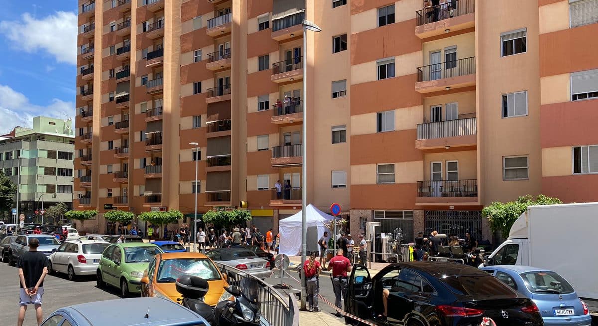 Miradas de curiosidad y móviles en mano: revolución por ver a Gerard Butler en Tenerife