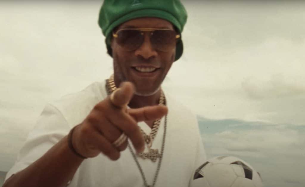 Del fútbol a la música: Ronaldinho protagoniza el último videoclip de Bad Bunny