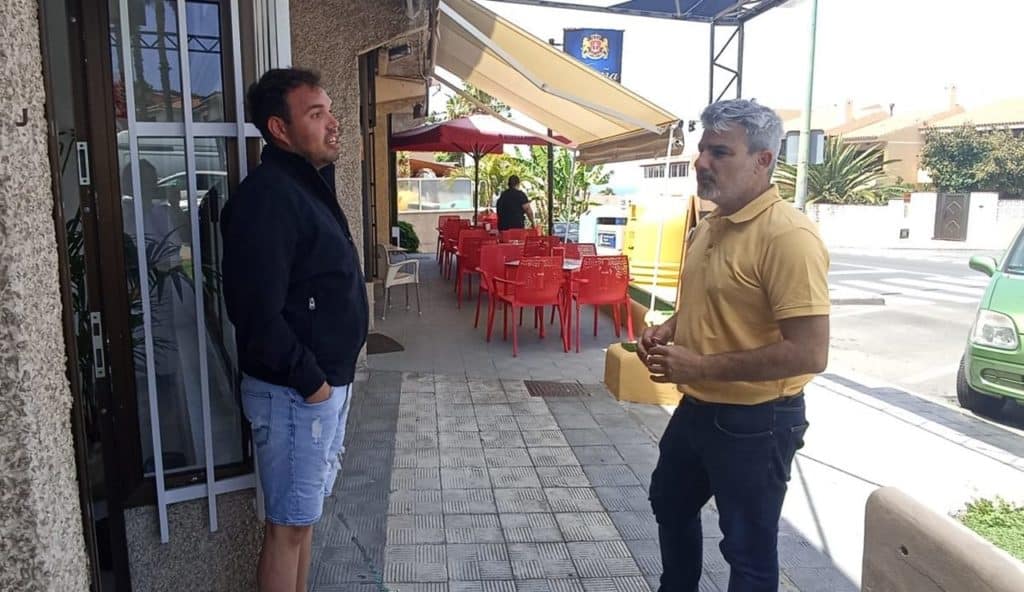 El concejal de Urbanismo, David Hernández, en la zona de El Esquilón, con uno de los comerciantes que se verá beneficiado por las modificaciones.