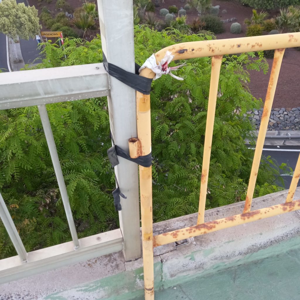 Denuncian la presencia de una valla sujeta con cinta aislante en el puente próximo al HUC