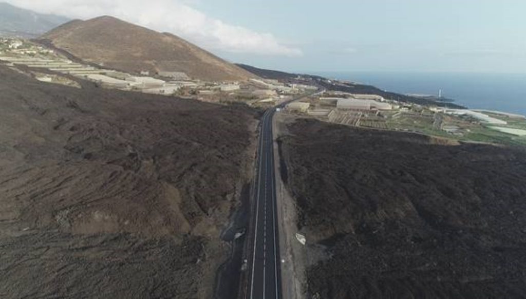 Abierta la carretera de la Costa que restituye la normalidad en La Palma