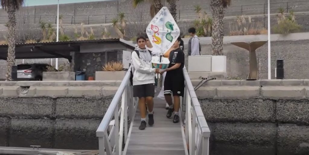 Alumnos de un instituto palmero lanzan al mar el bote 'Buche Salado II' para cruzar el Atlántico