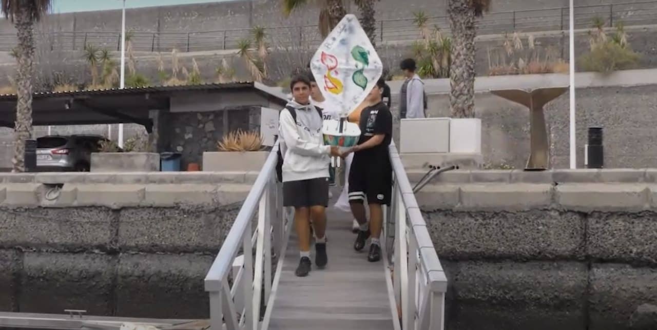 Alumnos de un instituto palmero lanzan al mar el bote 'Buche Salado II' para cruzar el Atlántico