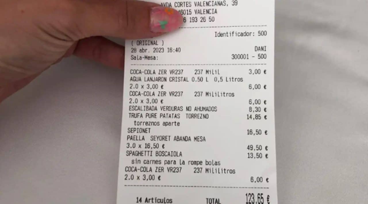 El ticket mostrado por la clienta en redes sociales.