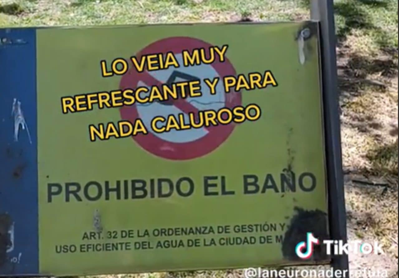 Muestra en TikTok el surrealista cartel que encontró en un parque de Madrid