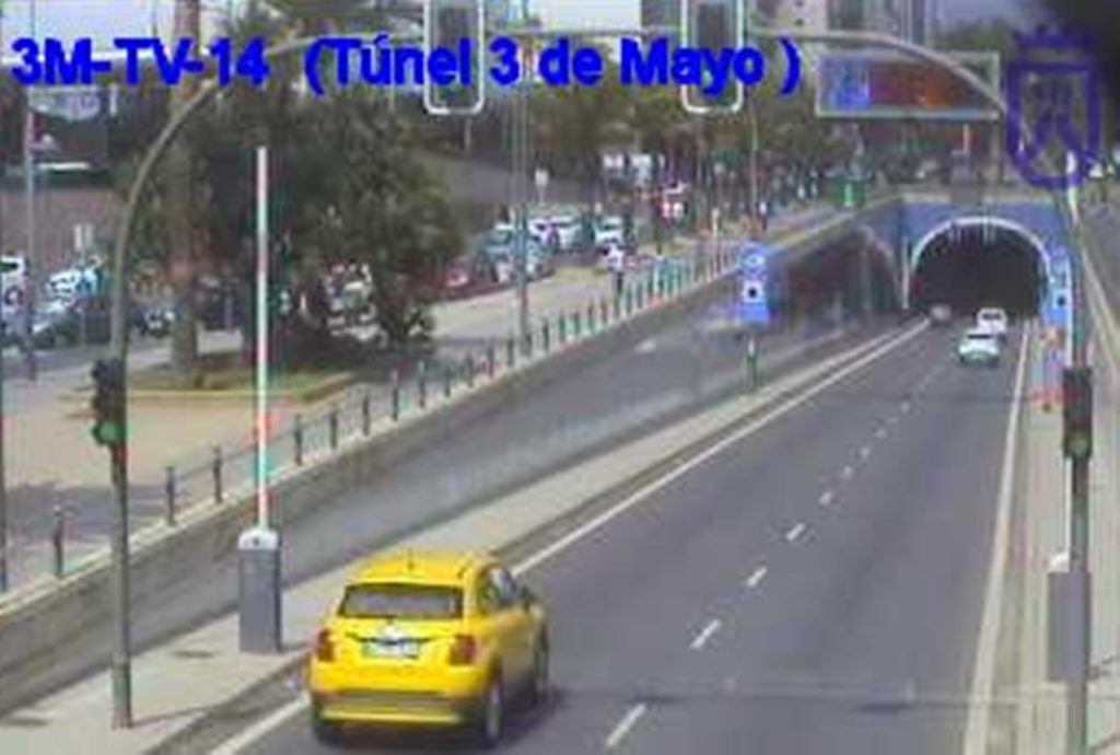 En estado crítico un motorista tras chocar con un camión de limpieza cerca del túnel de Tres de Mayo