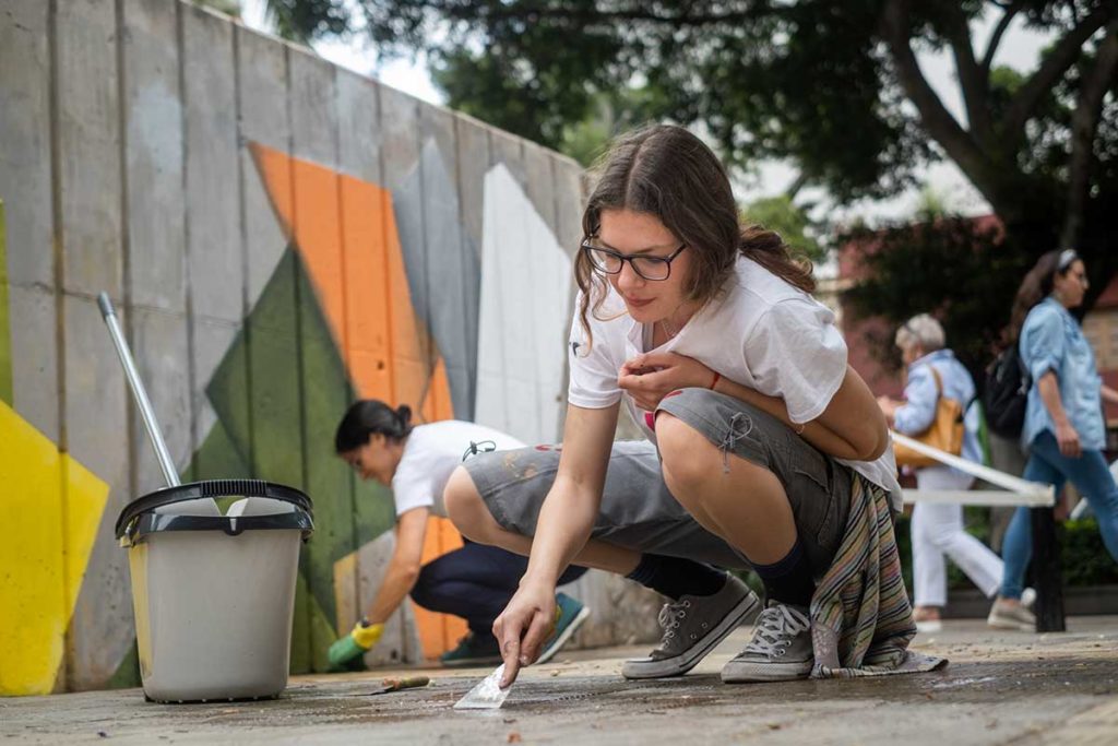 Alumnas sacan el arte a la calle con un mural en El Chapatal