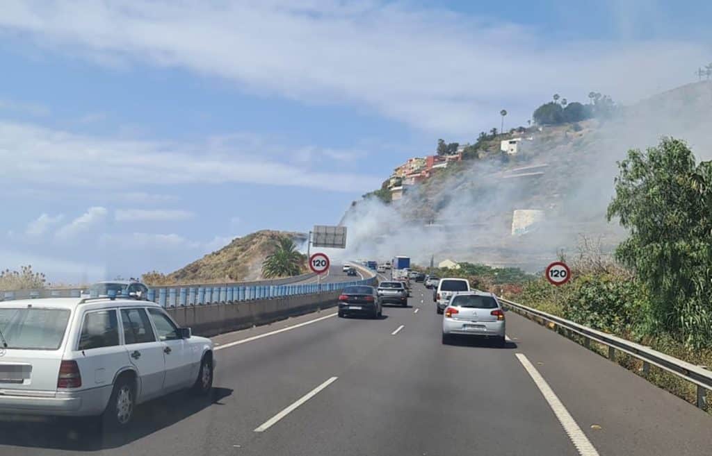 Un incendio provoca colas kilométricas en la autopista TF-5