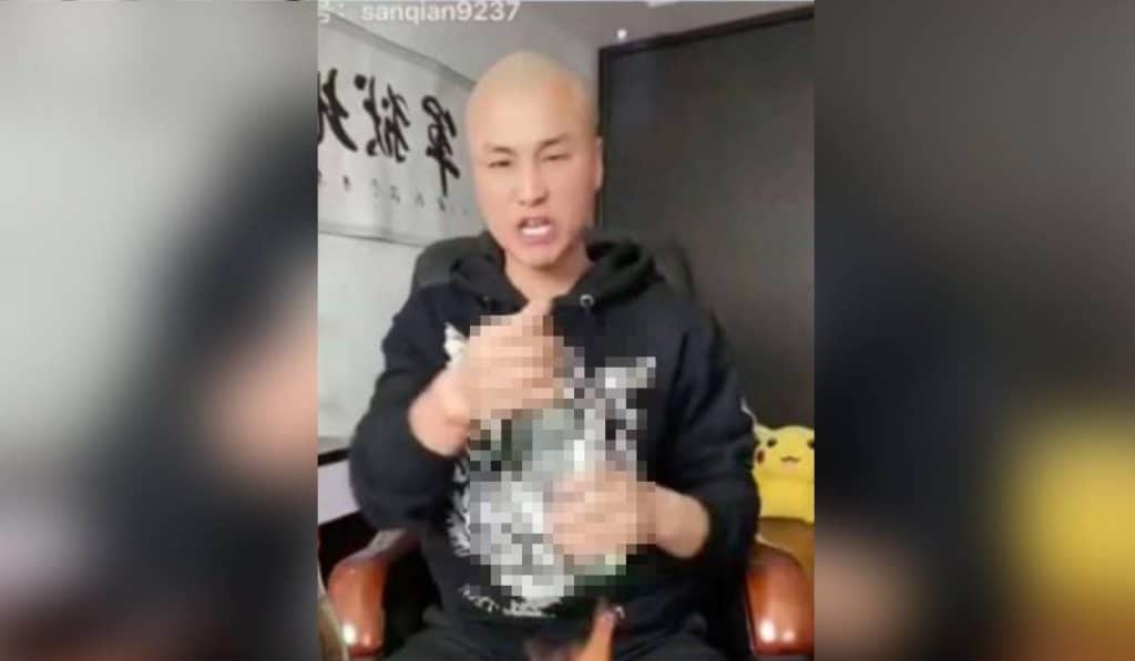 Un influencer muere tras retransmitir en directo cómo se bebía botellas de licor chino Baijiu