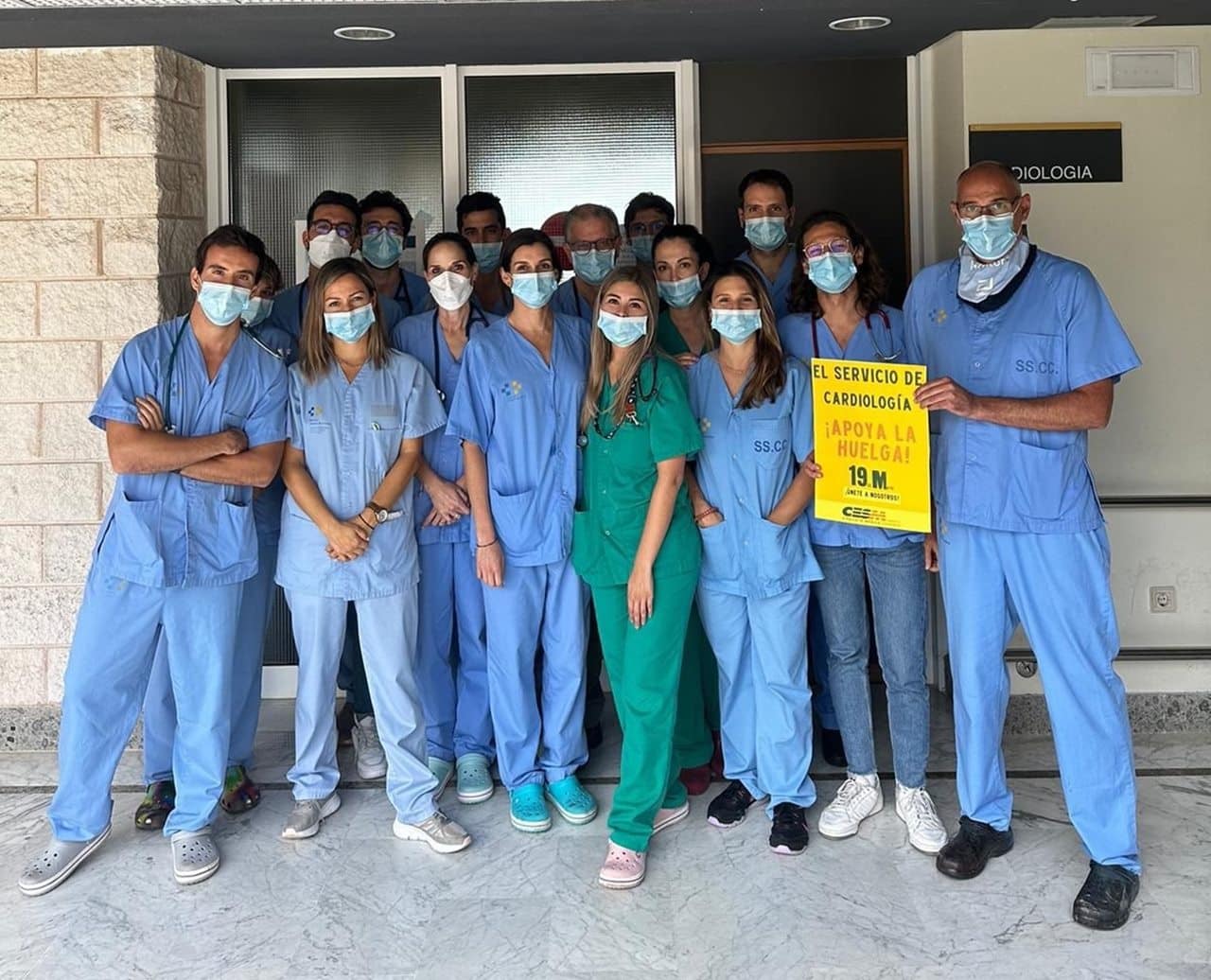 Facultativos del Servicios de Cardiología del Hospital Doctor Negrín muestran su apoyo a la huelga convocada para mañana.