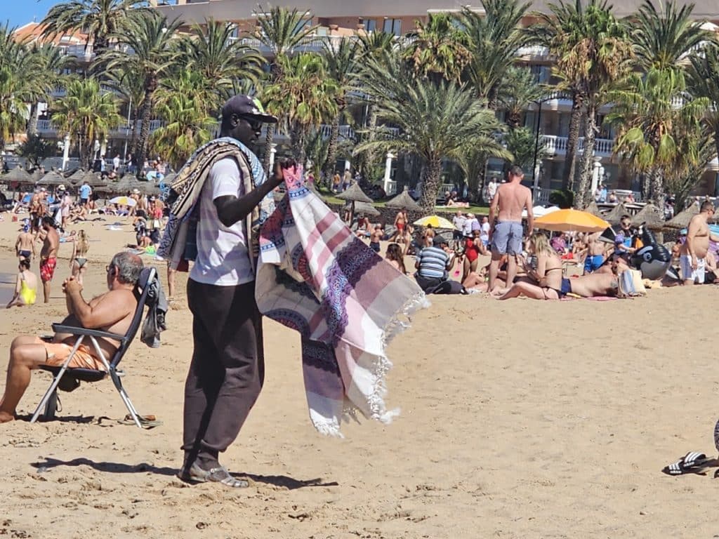 Mamadou, uno de los muchos senegaleses que llegaron en patera y se ganan la vida vendiendo en las playas.