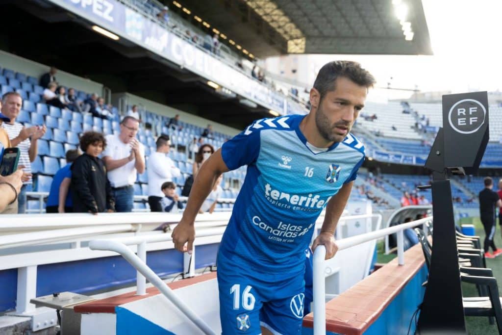 El capitán Aitor Sanz renueva una campaña más con el Tenerife