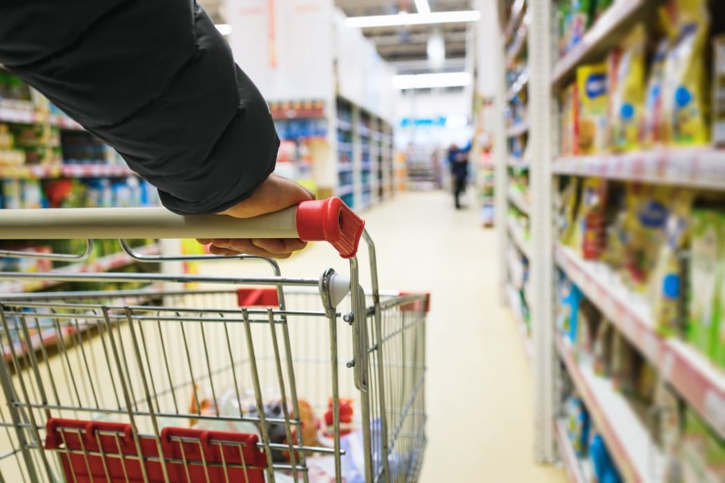 Puñetazos y manotazos a una trabajadora en un supermercado de Canarias