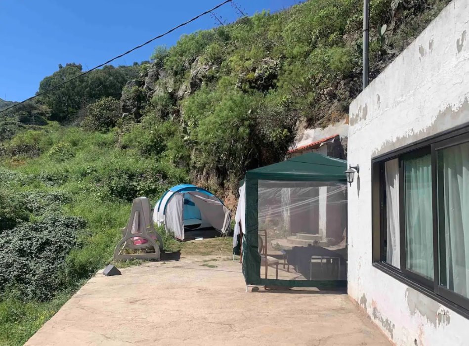 Alquilan una tienda de campaña en el terreno de una casa particular