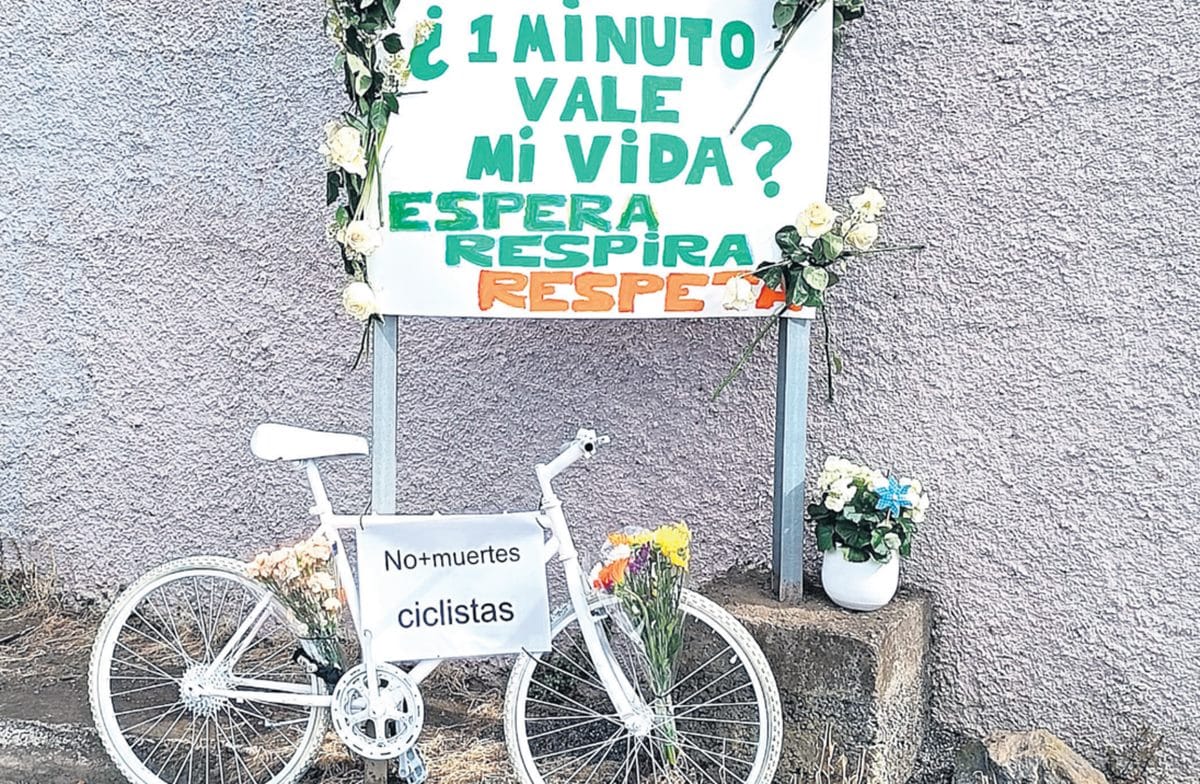 Una bicicleta blanca contra los atropellos en Tenerife
