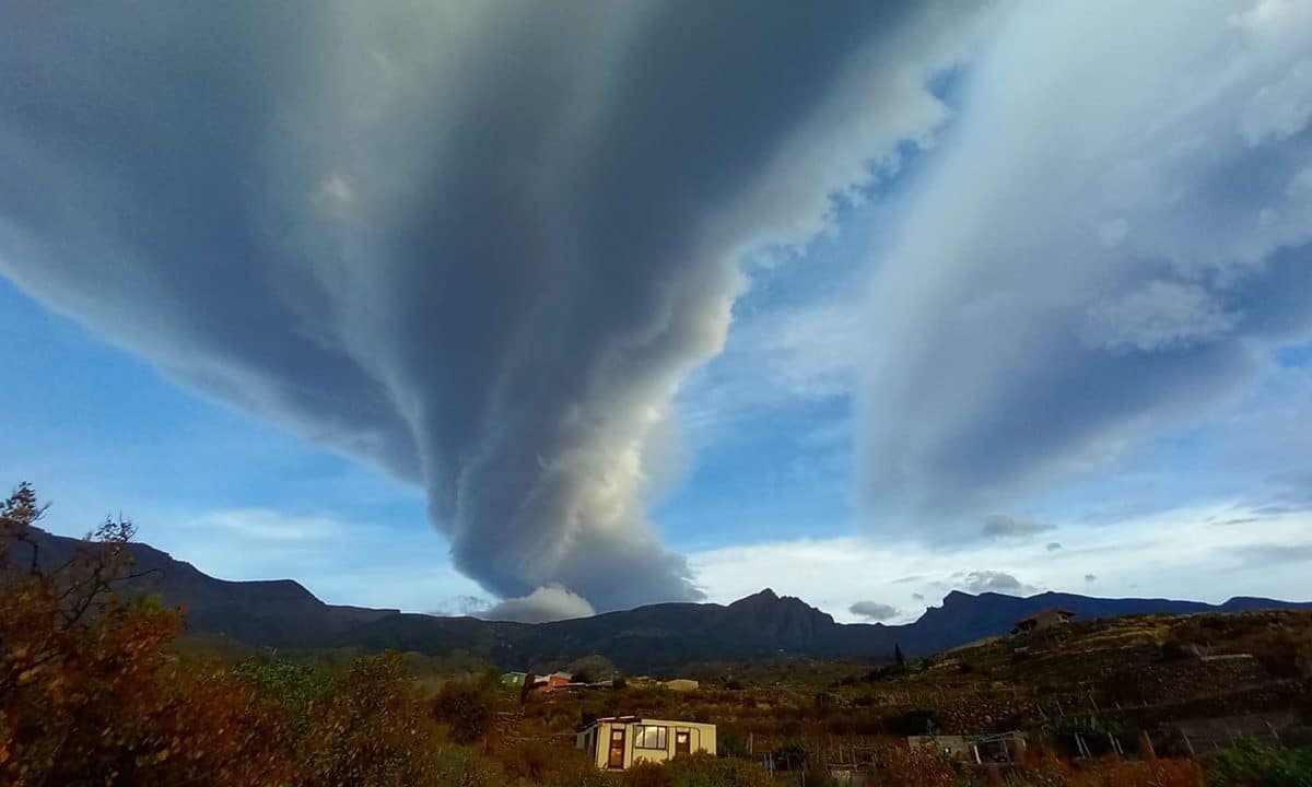 La borrasca Óscar se deja notar en Tenerife, como en la imagen, en la que se pueden ver las nubes sobre Izaña desde Güímar | ELENA DÍAZ