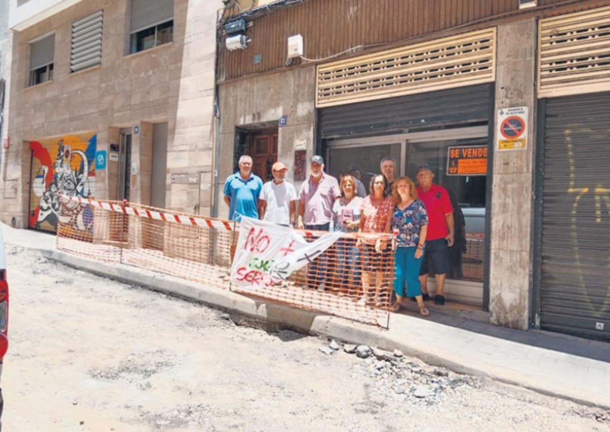 Pancartas y firmas contra el paso de guaguas por la calle Serrano de Santa Cruz de Tenerife