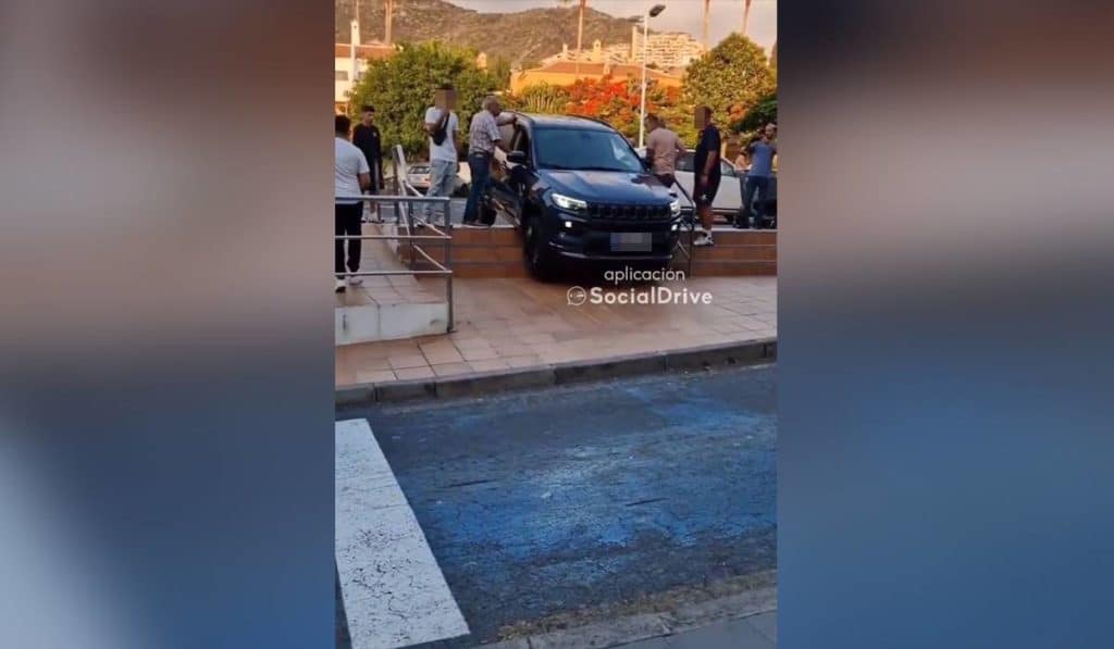 "O bajas con todo o no bajas": un coche se queda trabado en unas escaleras en Tenerife