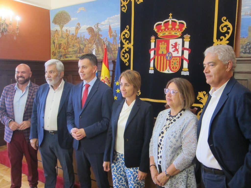 El ministro de Industria, Turismo y Comercio, Héctor Gómez, en una reunión con la Asociación de Municipios Turísticos de Canarias