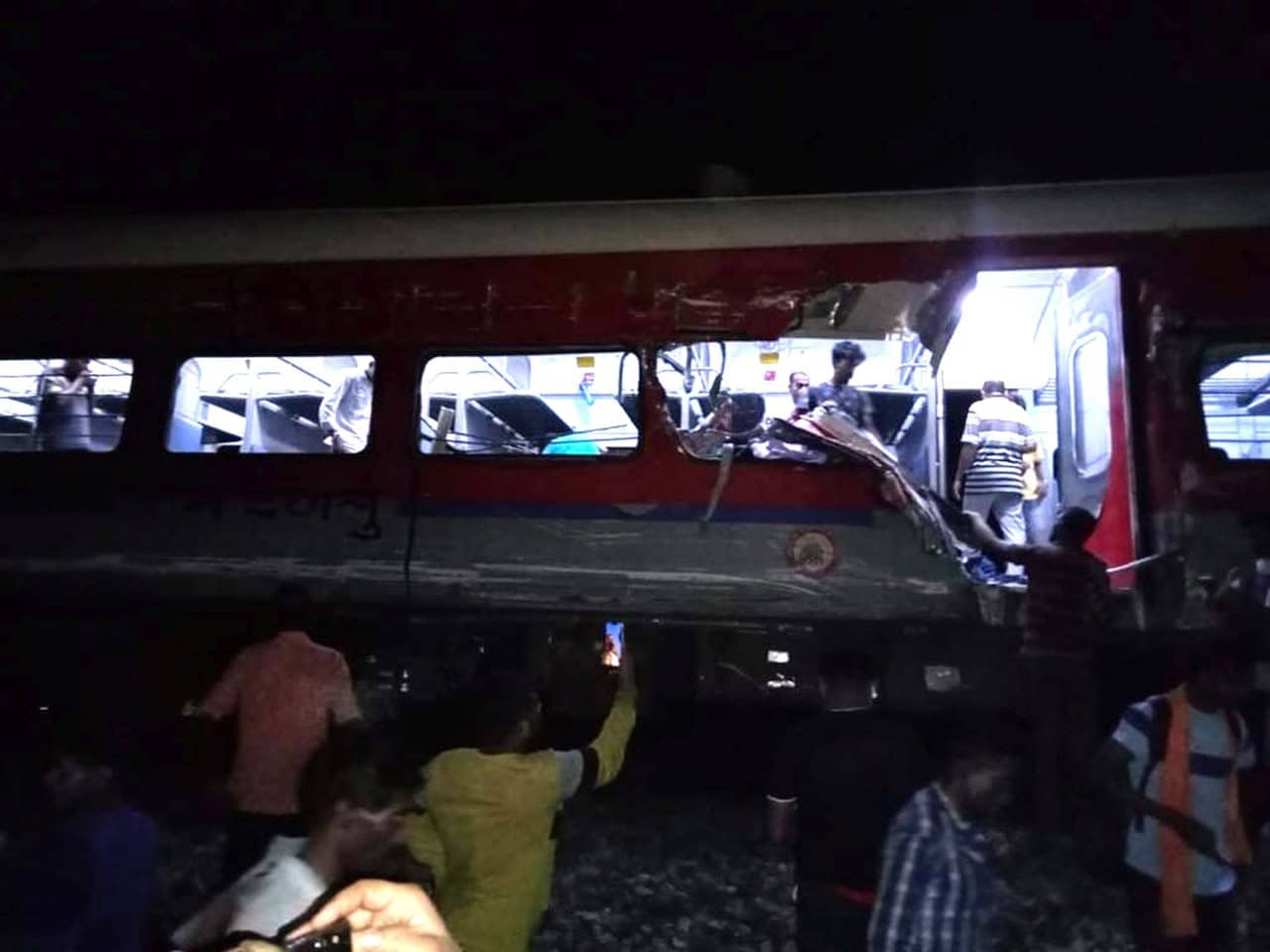 Ascienden a 261 los muertos por el choque múltiple de trenes en India