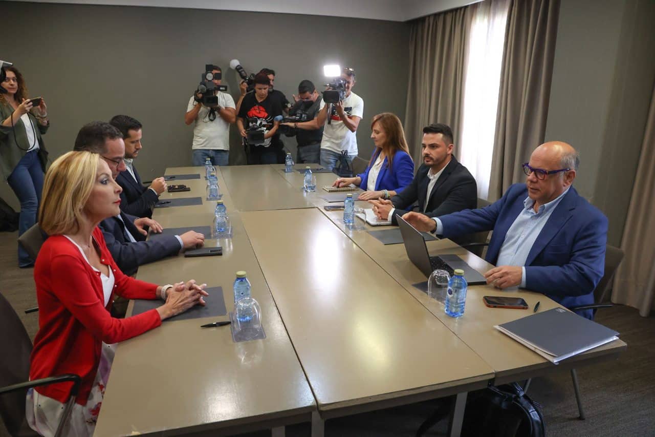 Segunda reunión de las comisiones negociadoras de Coalición Canaria y el Partido Popular. Twitter