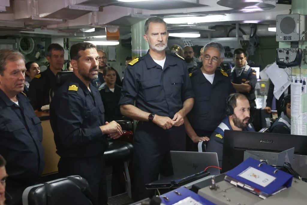 Felipe VI presencia el ejercicio de tiro de la Armada con misiles y bombas al sur de Canarias