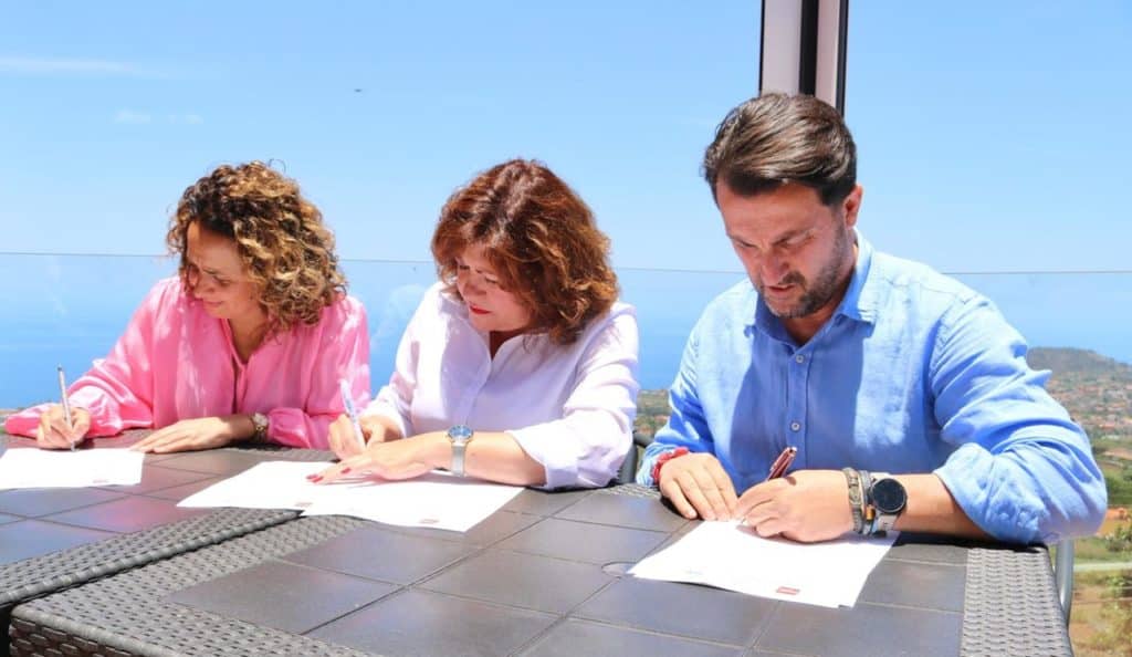 Noemí García (CC), Sandra Izquierdo (PSOE) y José Caro (PP) firmaron el pacto de gobierno la pasada semana.