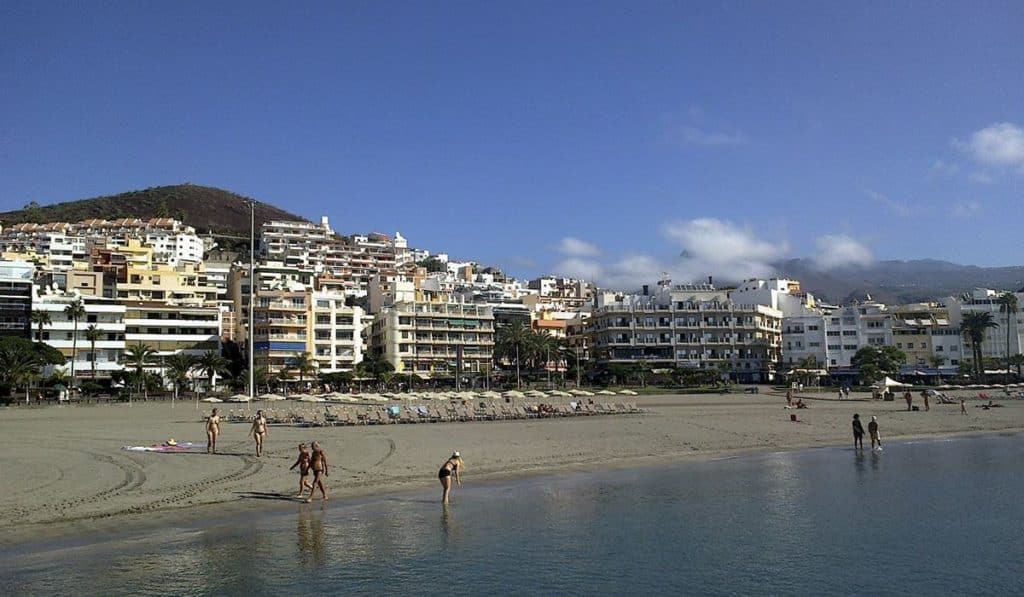Dos playas canarias, entre las más buscadas de España para comprar una vivienda