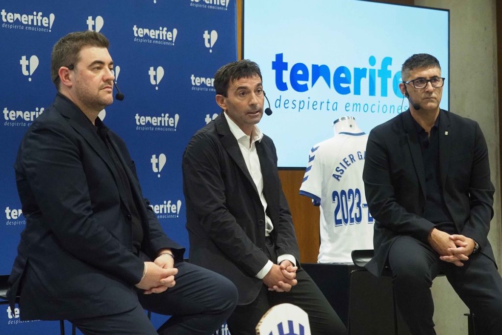 Juan Guerrero, Asier Garitano y Mauro Pérez, ayer, en la presentación del entrenador vasco.
