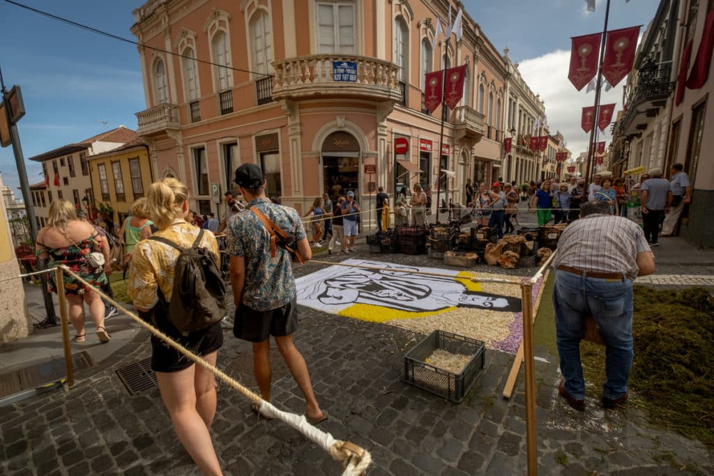 Los alfombristas villeros asombran 
con una sublime ofrenda al Corpus. Fran Pallero