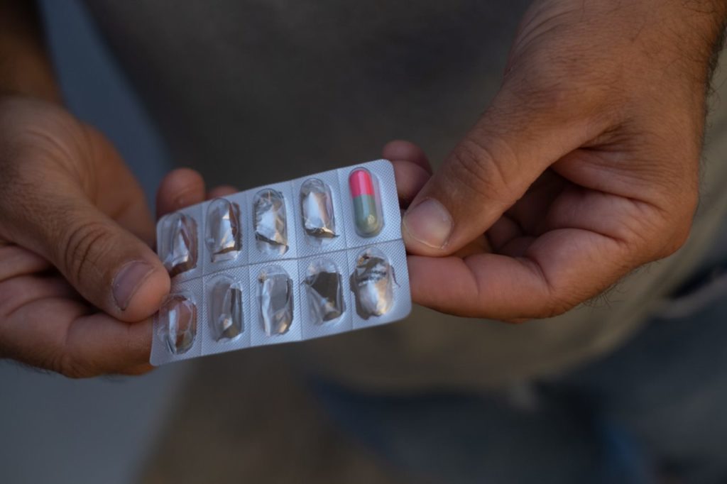 Jesús Melián muestra la última pastilla que le queda de Hydrea, medicamento que utiliza para tratar la policitemia vera detectada hace tres años tras sufrir un ictus. Fran Pallero