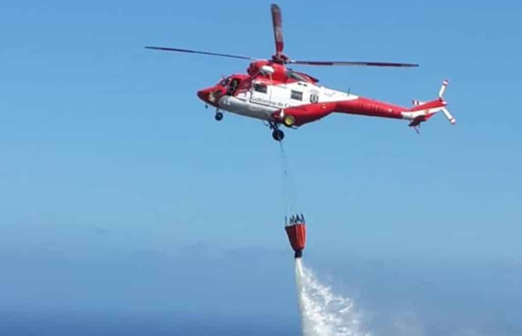 Un helicóptero se suma a las labores de extinción del incendio en Los Realejos