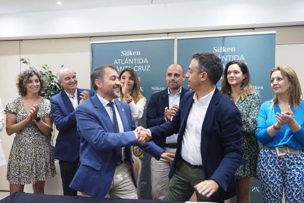 José Manuel Bermúdez (CC) y Carlos Tarife (PP) en la firma del pacto de gobierno en el Ayuntamiento de Santa Cruz de Tenerife. Sergio Méndez