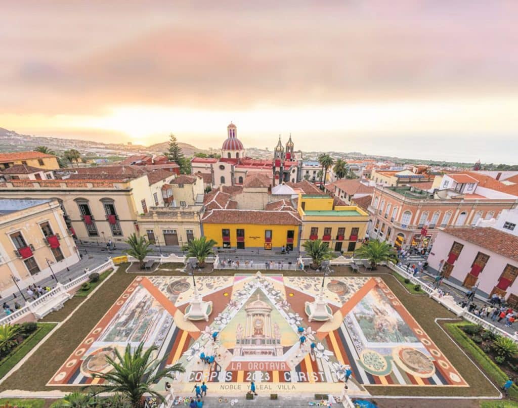 El tapiz monumental de la plaza del Ayuntamiento de La Orotava, elaborado con arenas de las Cañadas del Teide, se pudo terminar a tiempo aunque con algunas ‘huellas’ de la lluvia. DA