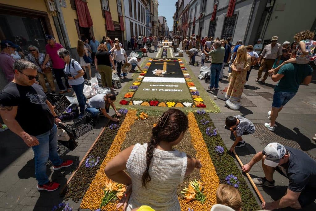 La fiesta del Corpus llena de color las calles con arena,sal y flores