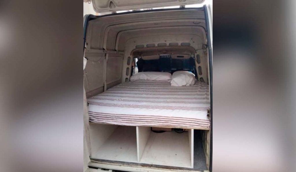 Ofrecen como "alquiler vacacional" un coche con colchón en Lanzarote por 40 euros el día
