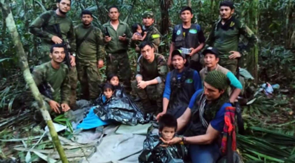 Militares colombianos del equipo de rescate, junto a los niños rescatados tras 40 días en la selva. Efe