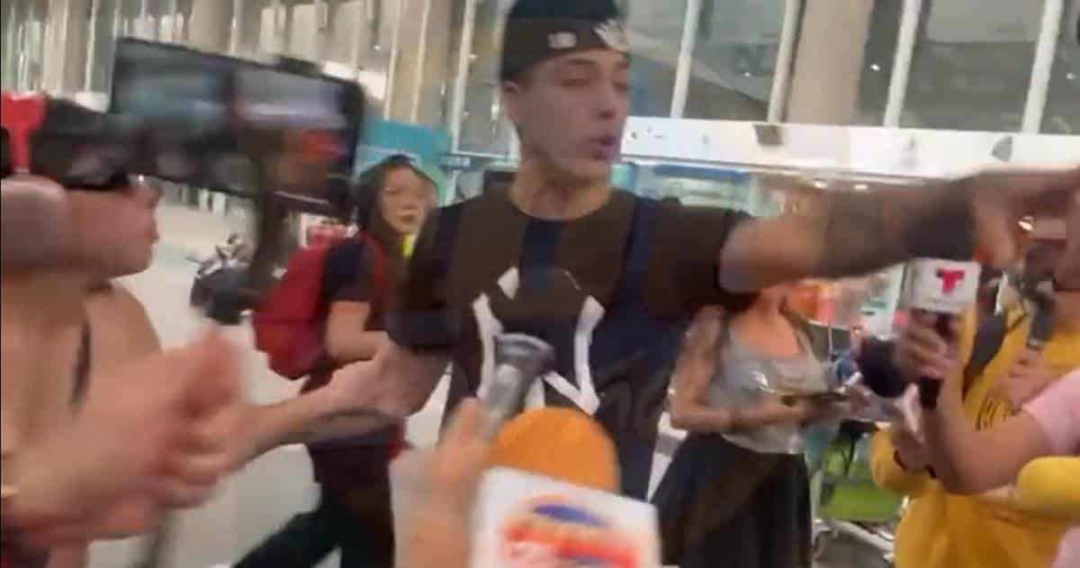 Detenido el influencer Naim Darrechi tras agredir y escupir a periodistas