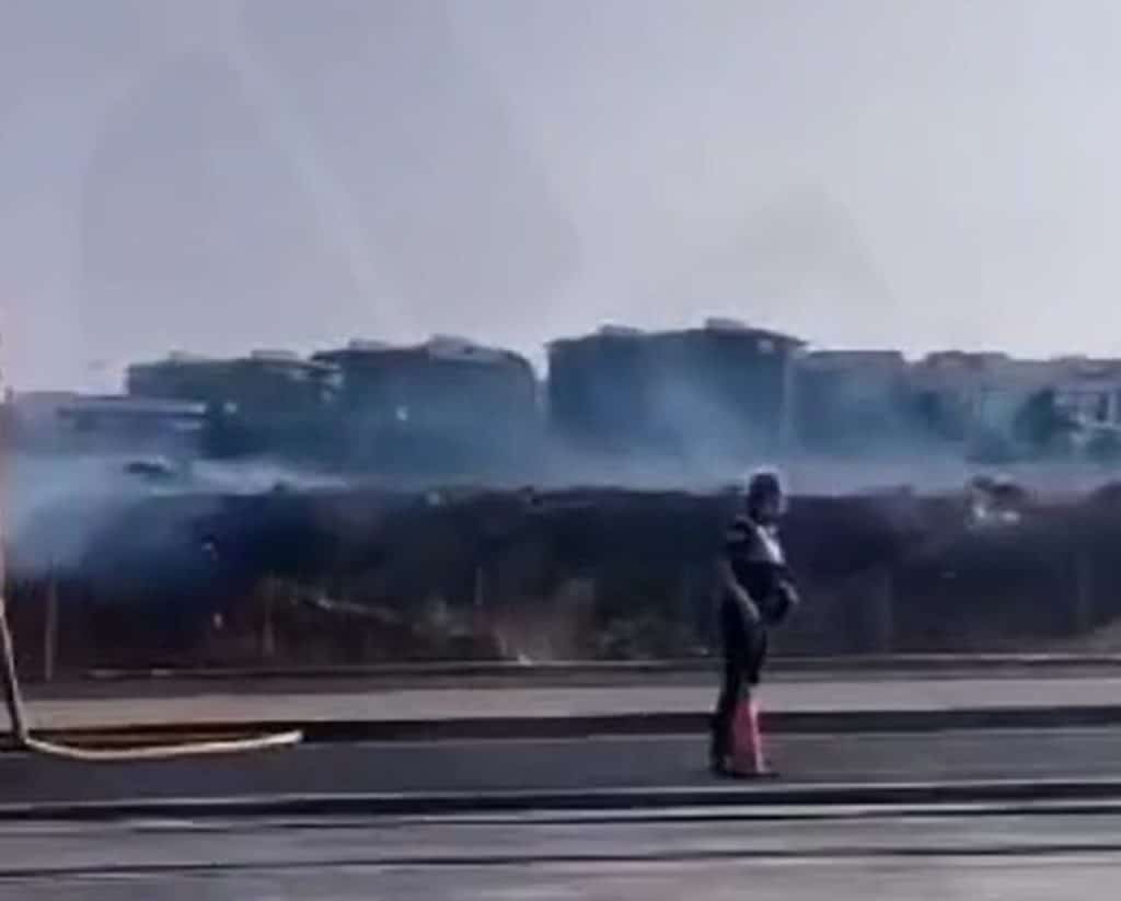 Incendio en un descampado próximo a la Facultad de Bellas Artes