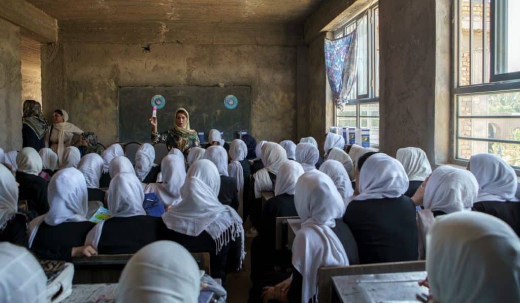 Al menos 82 niñas son envenenadas en dos colegios en el norte de Afganistán