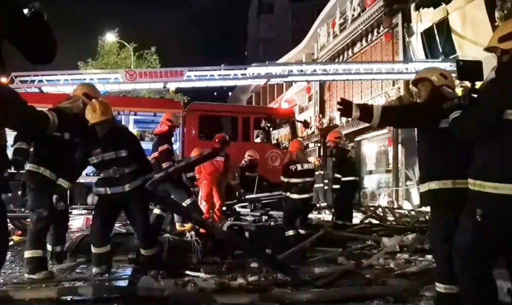 Al menos 31 muertos en China tras una explosión en un restaurante