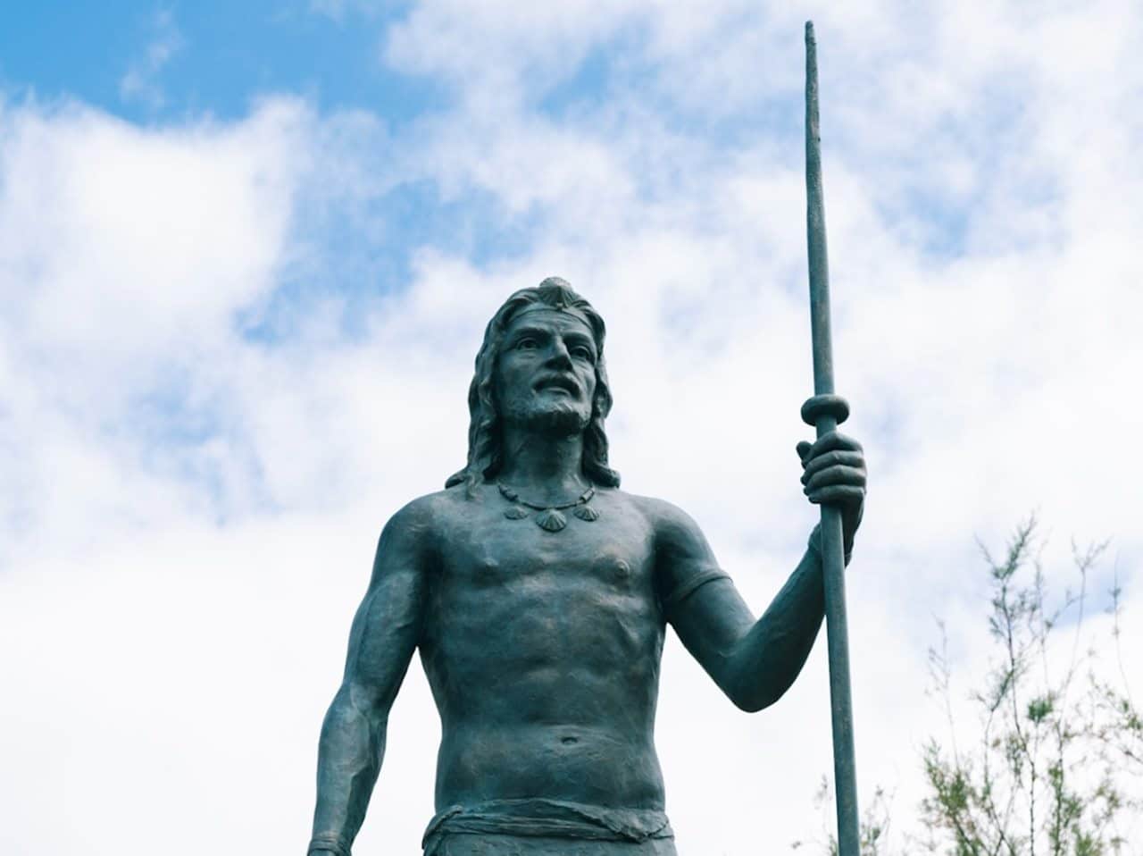 Escultura del achimencey Zebenzui, en Punta del Hidalgo.