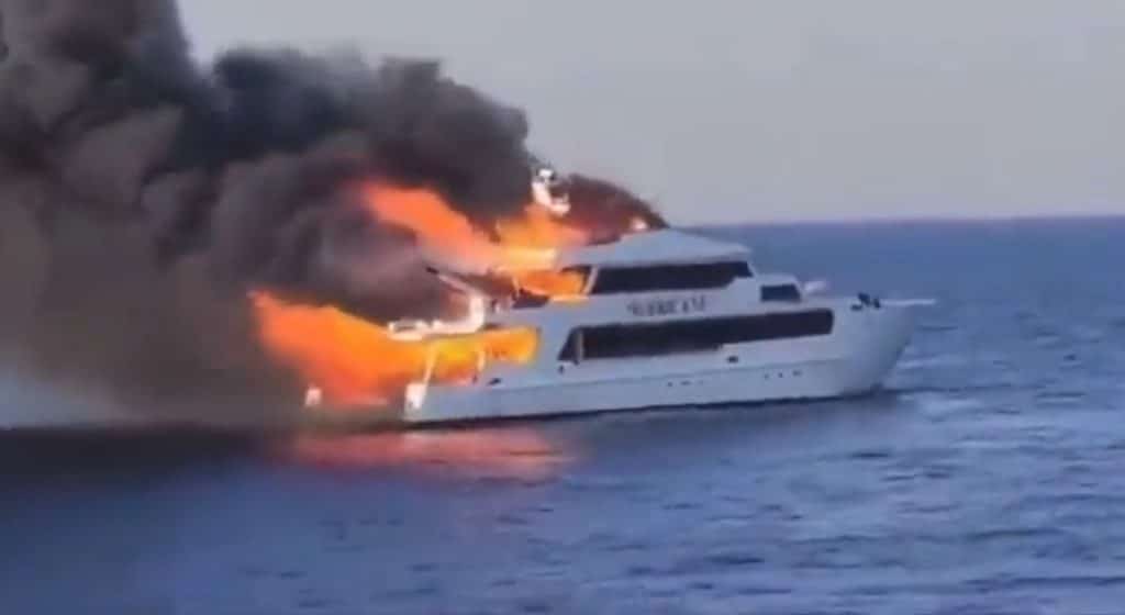Tres fallecidos tras el incendio de un barco de submarinismo en el mar Rojo