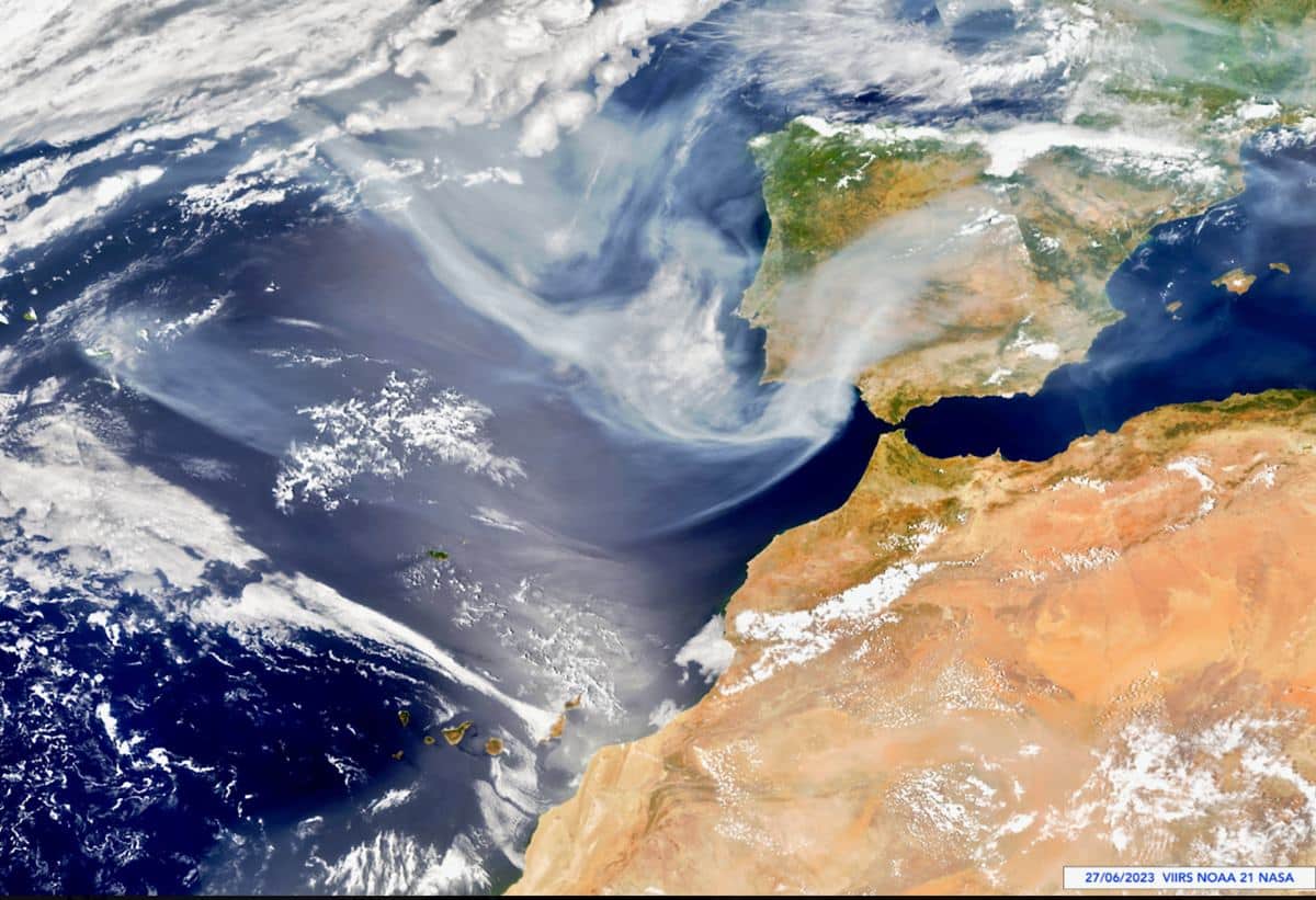 Hoy llega a Canarias humo de los incendios de Canadá: ¿cómo pueden las cenizas recorrer esa distancia?