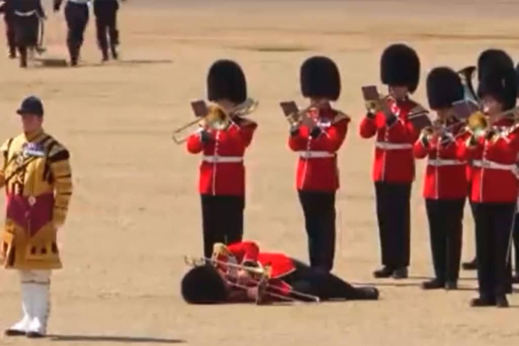 Tres militares británicos se desmayan por el calor durante una revista ante el príncipe Guillermo