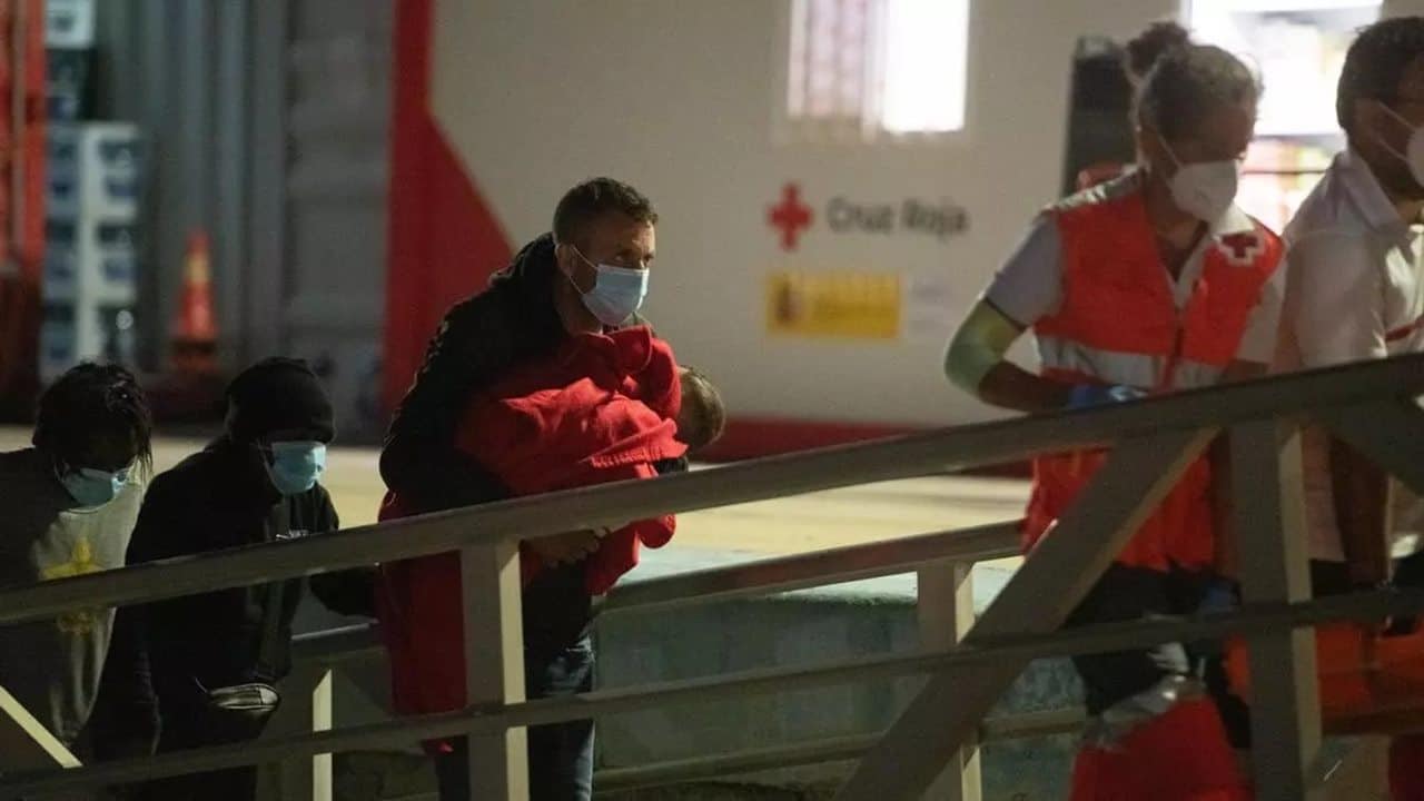La embarcación Salvamar Ízar trasladó el martes al puerto de Gran Tarajal a 54 migrantes rescatados por un buque mercante.